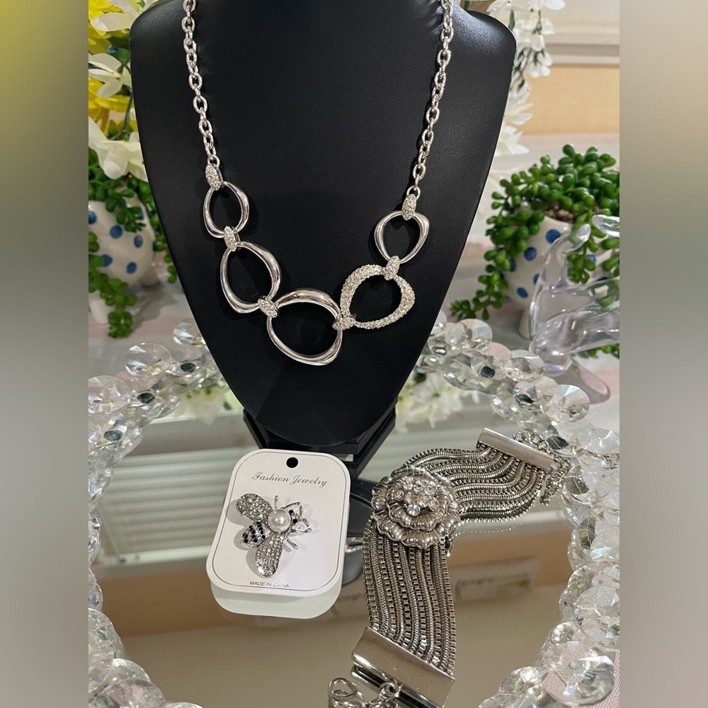 Liz Claiborne Silver Necklace  EUC NWT Bundle